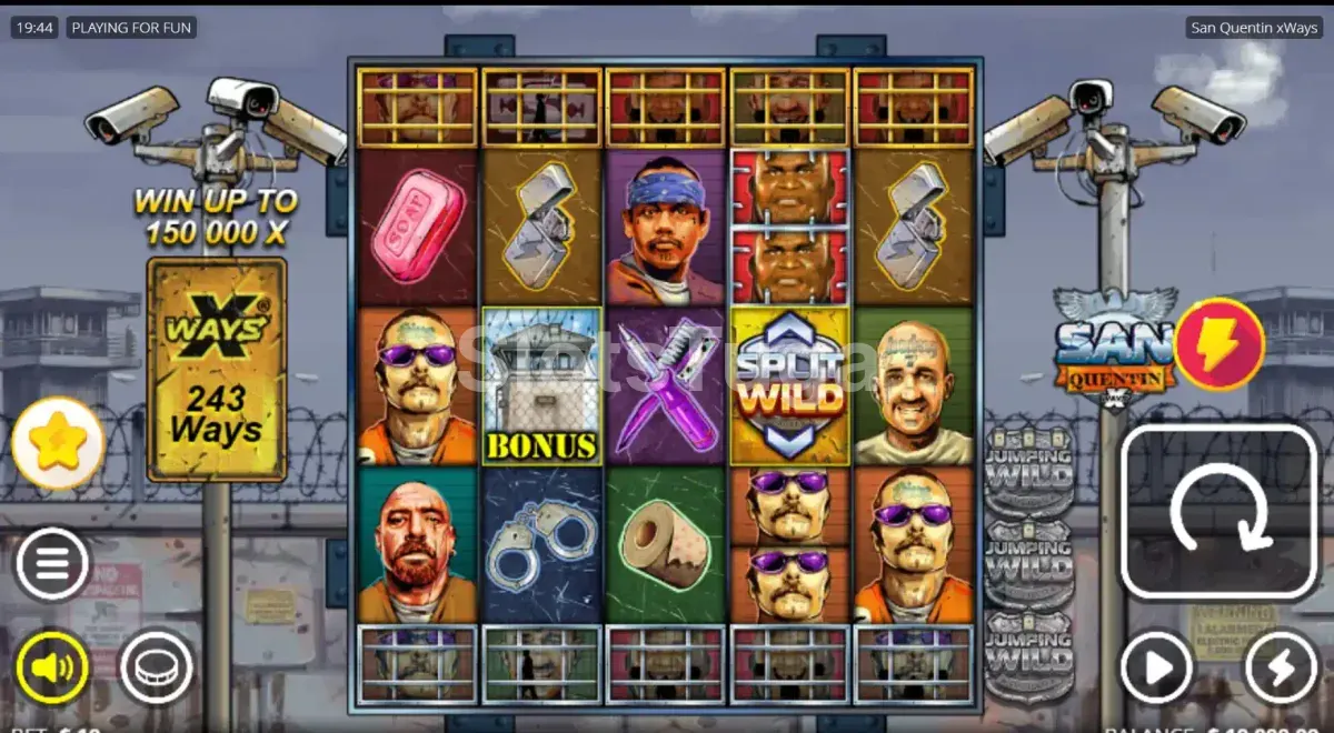 San Quentin xWays: cinco rolos com reclusos de fato laranja, sabonete, isqueiro, algemas e papel higiénico, celas gradeadas por cima e por baixo da grelha, câmaras de vigilância nos postes e o painel xWays à esquerda.
