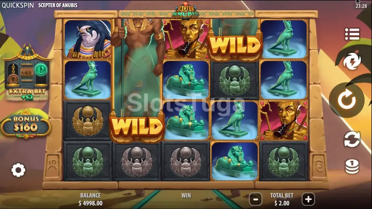 Jogo base do Scepter of Anubis com grid 5x4 e pirâmides ao fundo