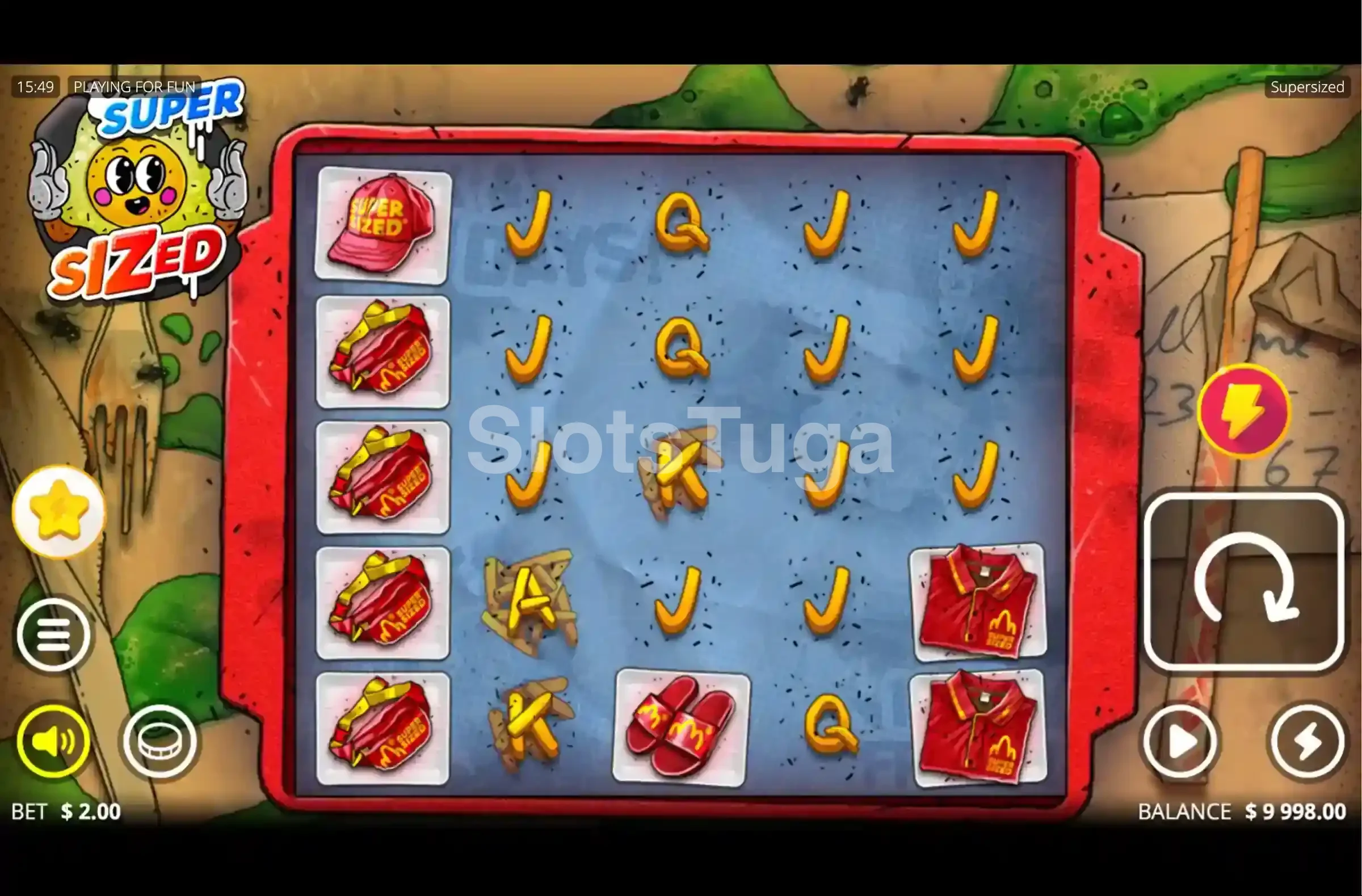 Supersized em jogo base: uma grelha de cinco por cinco dentro de um tabuleiro de plástico vermelho de restaurante de fast food, com letras feitas de batatas fritas, bonés, camisolas de uniforme e chinelos da marca, e uma mascote em forma de ovo estrelado no logótipo.