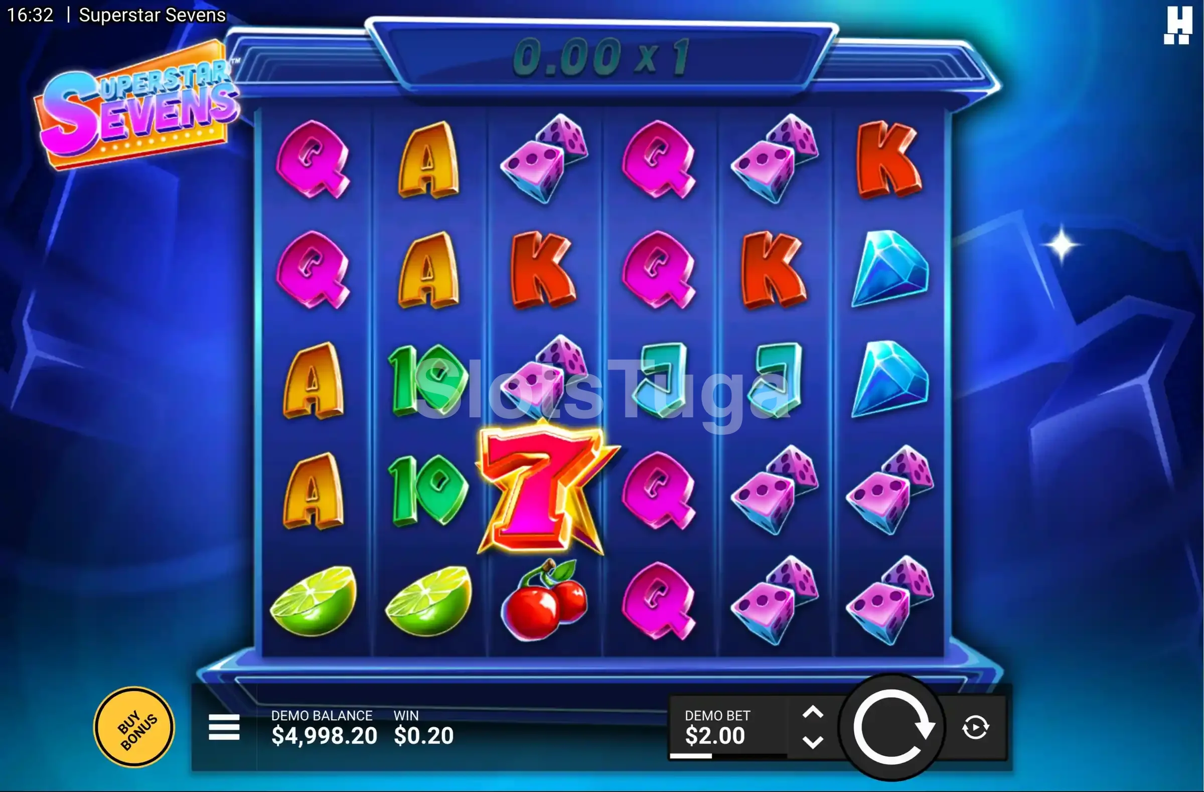 Superstar Sevens: seis rolos com letras coloridas, dados rosa, diamantes azuis, meias limas, uma cereja e um sete vermelho com estrela dourada, o contador de multiplicador no topo e o botão Buy Bonus à esquerda.