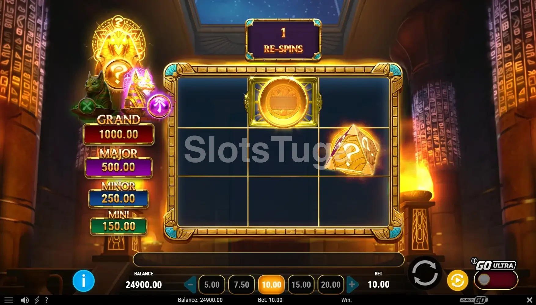 Feature de respins ativada no Temple of Three com moedas no rolo