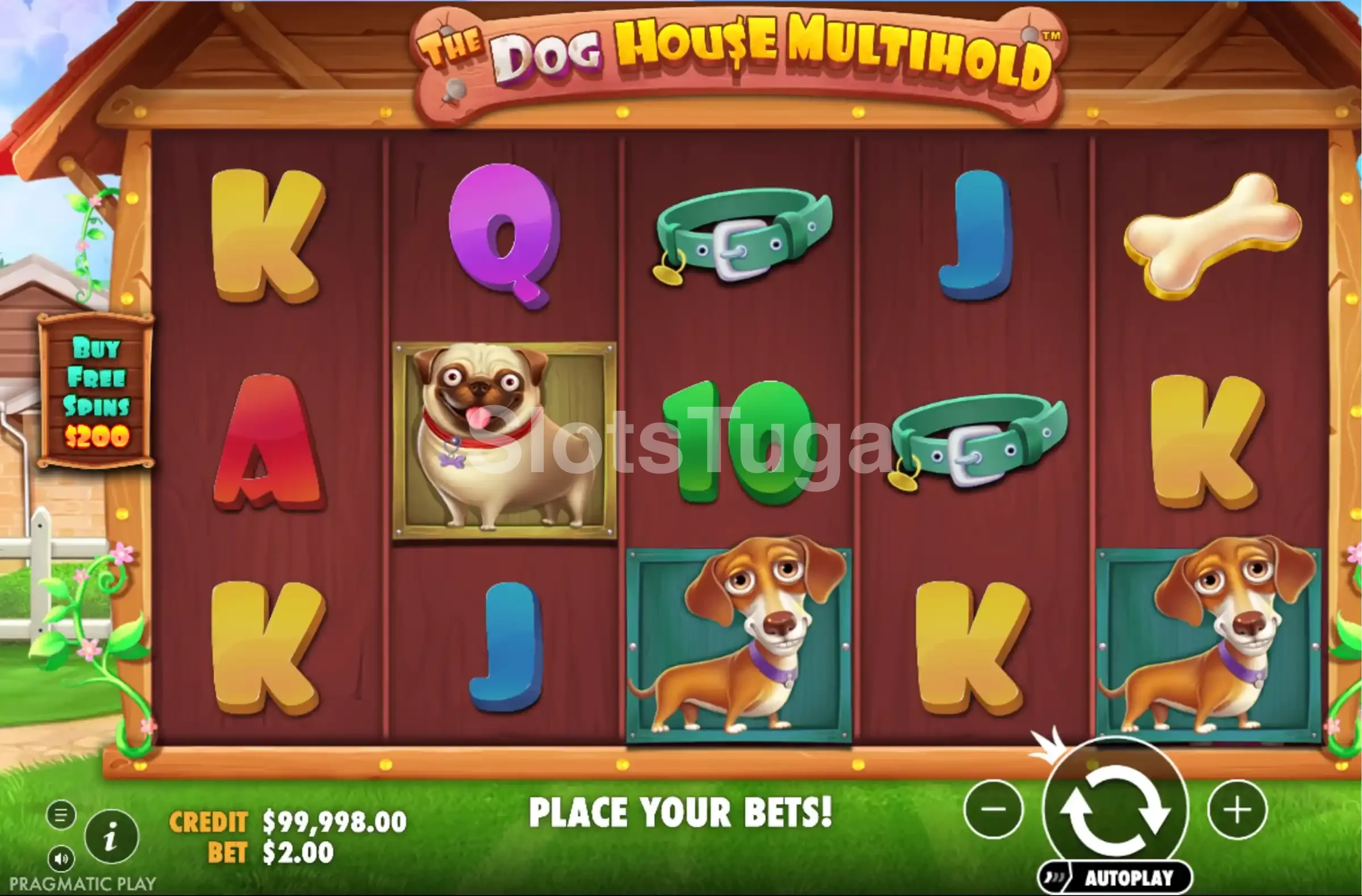 The Dog House Multihold em jogo base: uma grelha de tábuas vermelhas montada dentro de um canil de madeira, com um pug enquadrado a dourado, dois dachshunds em molduras verdes, coleiras, um osso e o cartaz de compra de rodadas grátis à esquerda.