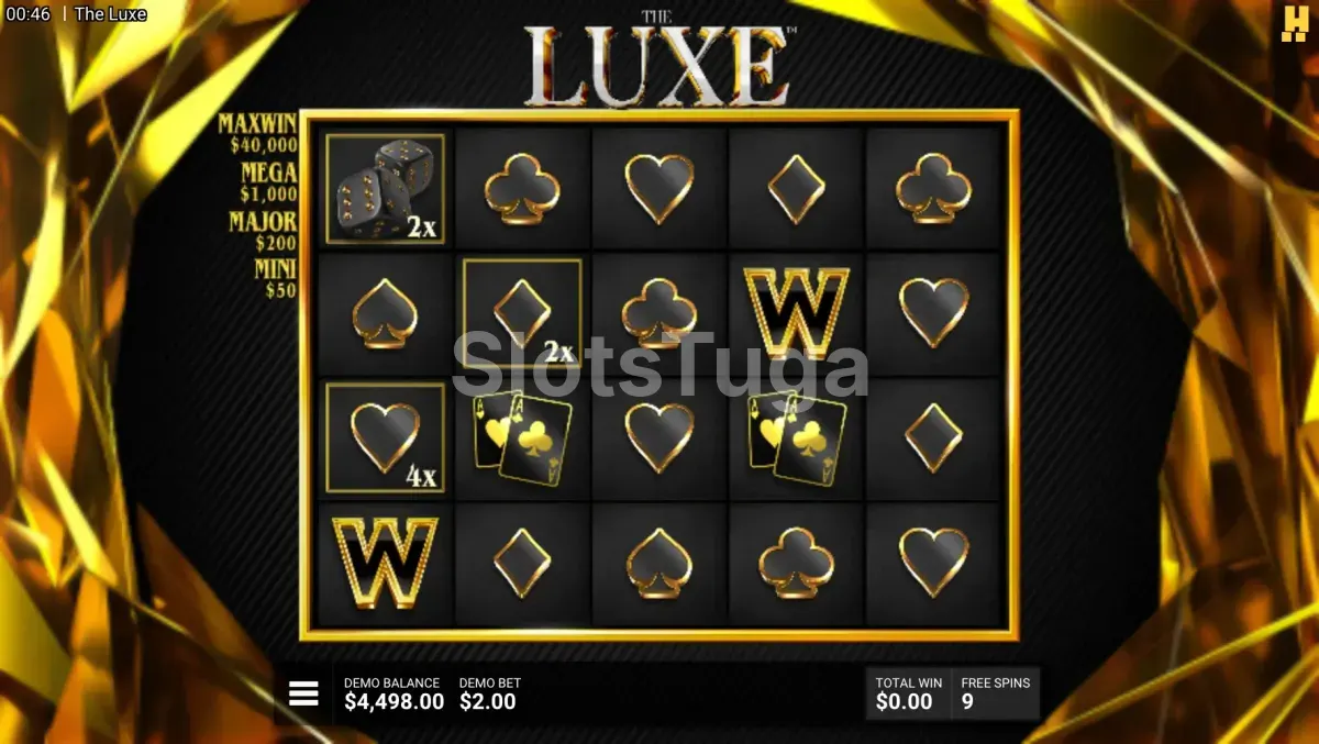 As rodadas grátis de The Luxe: grelha de cinco por quatro a preto e dourado com naipes de cartas, wilds W dourados, um dado e dois pares de ases, molduras douradas com multiplicadores x2 e x4, e a escada de prémios Mini, Major, Mega e Max Win à esquerda.