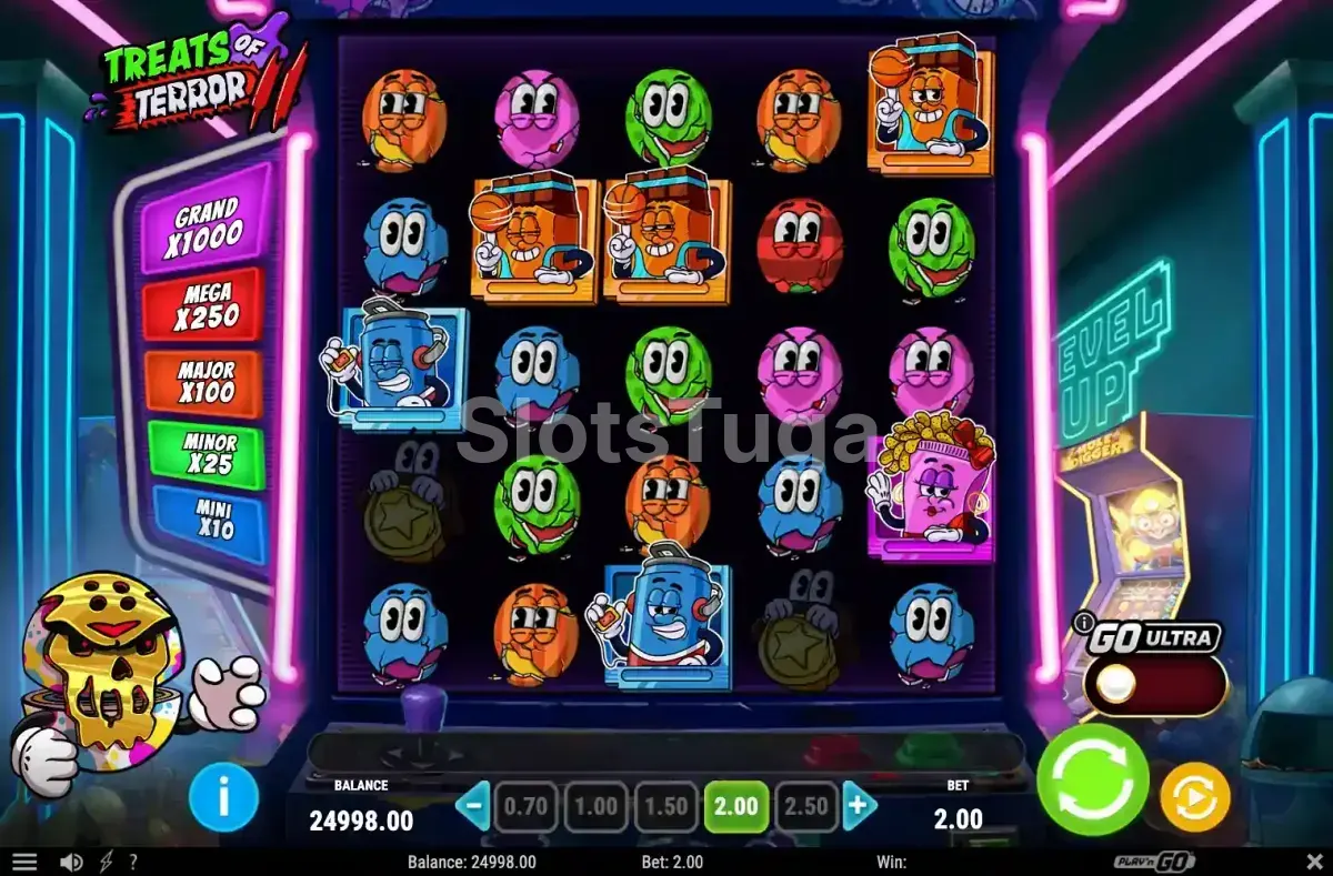 Treats of Terror II em jogo base: doces com cara, um saco de pipocas, uma tablete de chocolate e uma lata de refrigerante numa grelha de néon, com os jackpots Mini a Grand à esquerda.
