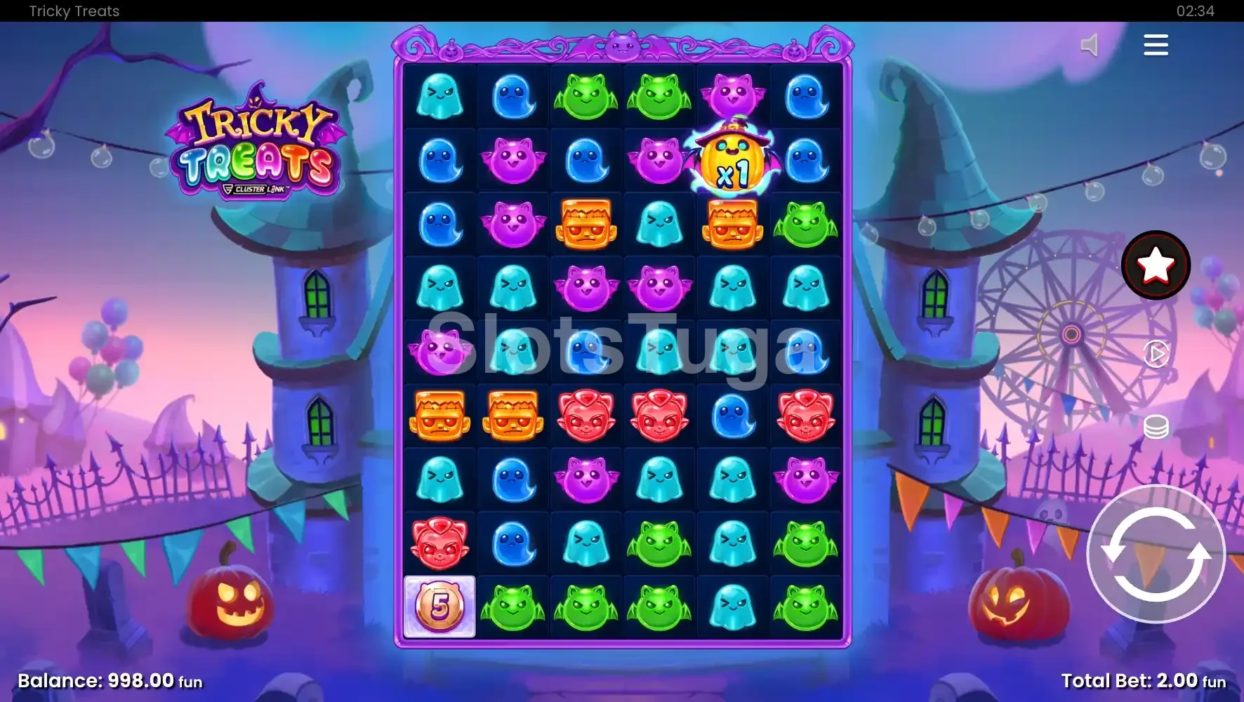 Tricky Treats em jogo base: uma grelha alta de fantasmas, morcegos e monstrinhos verdes, com uma abóbora x1 no topo, roda gigante e abóboras acesas no cenário.