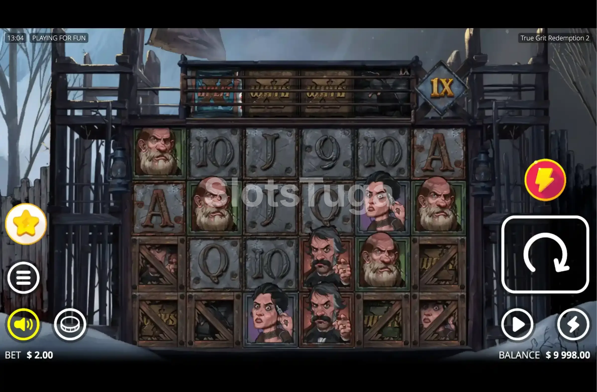 True Grit Redemption 2: grelha de seis rolos diante de um forte de madeira coberto de neve, com retratos de um velho de barba branca, de uma jovem e de um homem de bigode, caixotes fechados e o medidor de multiplicador no topo.