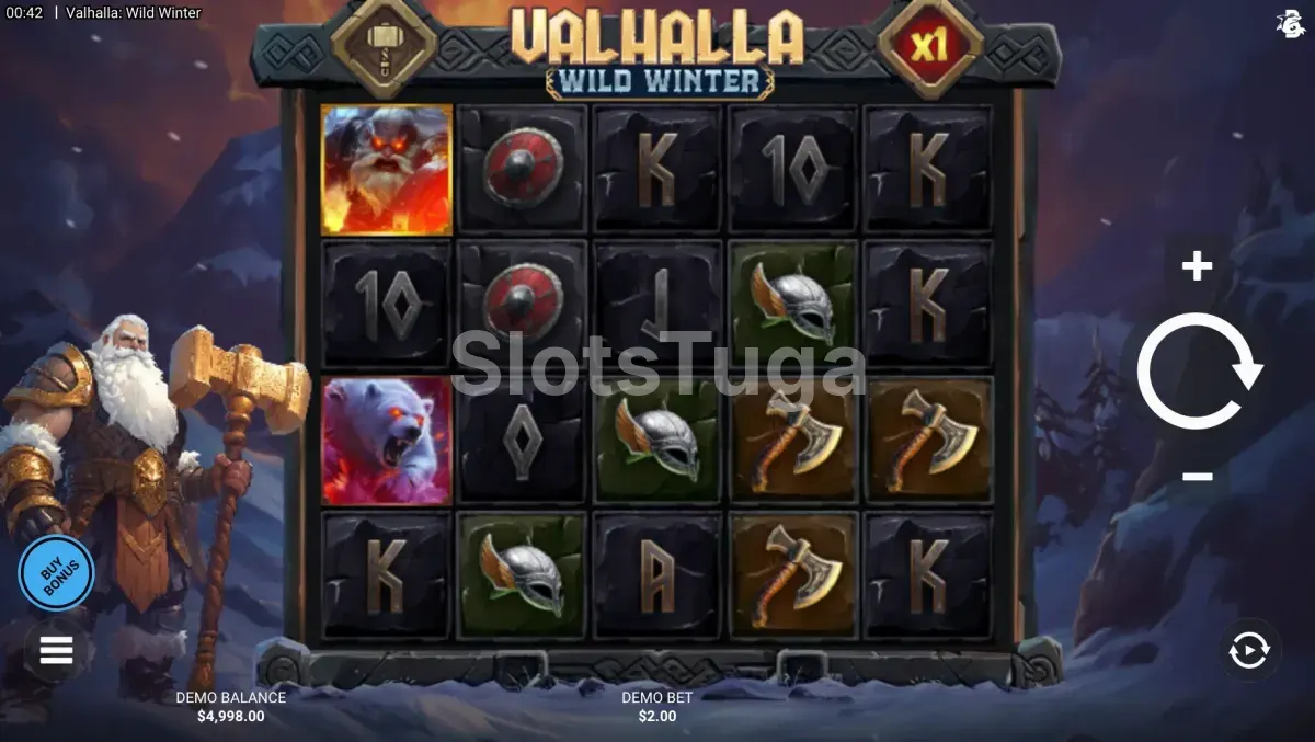 Valhalla Wild Winter em jogo base: grelha de cinco por quatro em pedra escura, com um rosto de fogo, um urso polar, escudos, elmos e machados entre letras de cartas, o multiplicador x1 no topo e um anão de barba branca com martelo à esquerda, numa montanha gelada.