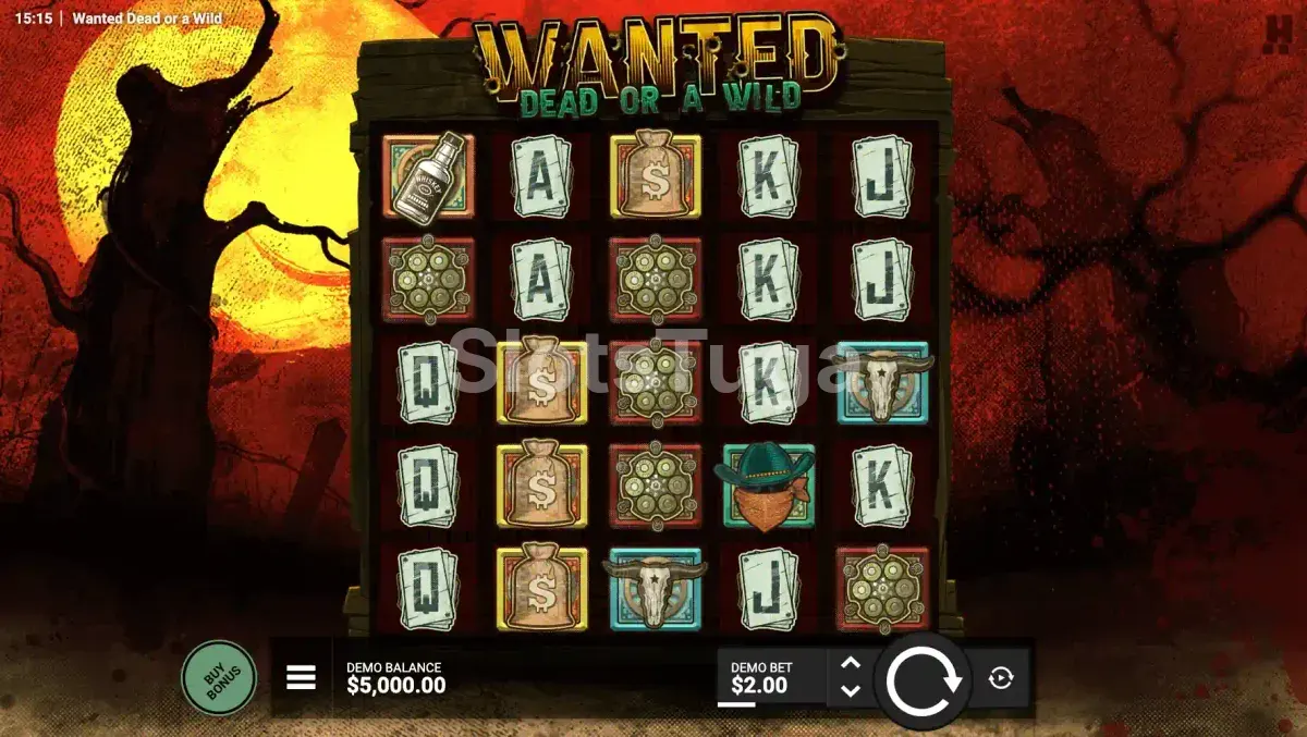 O jogo base de Wanted Dead or a Wild: grelha de cinco por cinco com sacos de dinheiro, tambores de revólver, garrafas de uísque e caveiras de bisonte, diante de um sol vermelho e de uma árvore seca.
