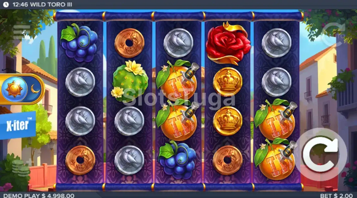 Wild Toro III em jogo base: cinco rolos azuis com moedas de prata e bronze, uvas, uma rosa vermelha e laranjas espetadas com bandarilhas, numa rua de casas caiadas ao sol.