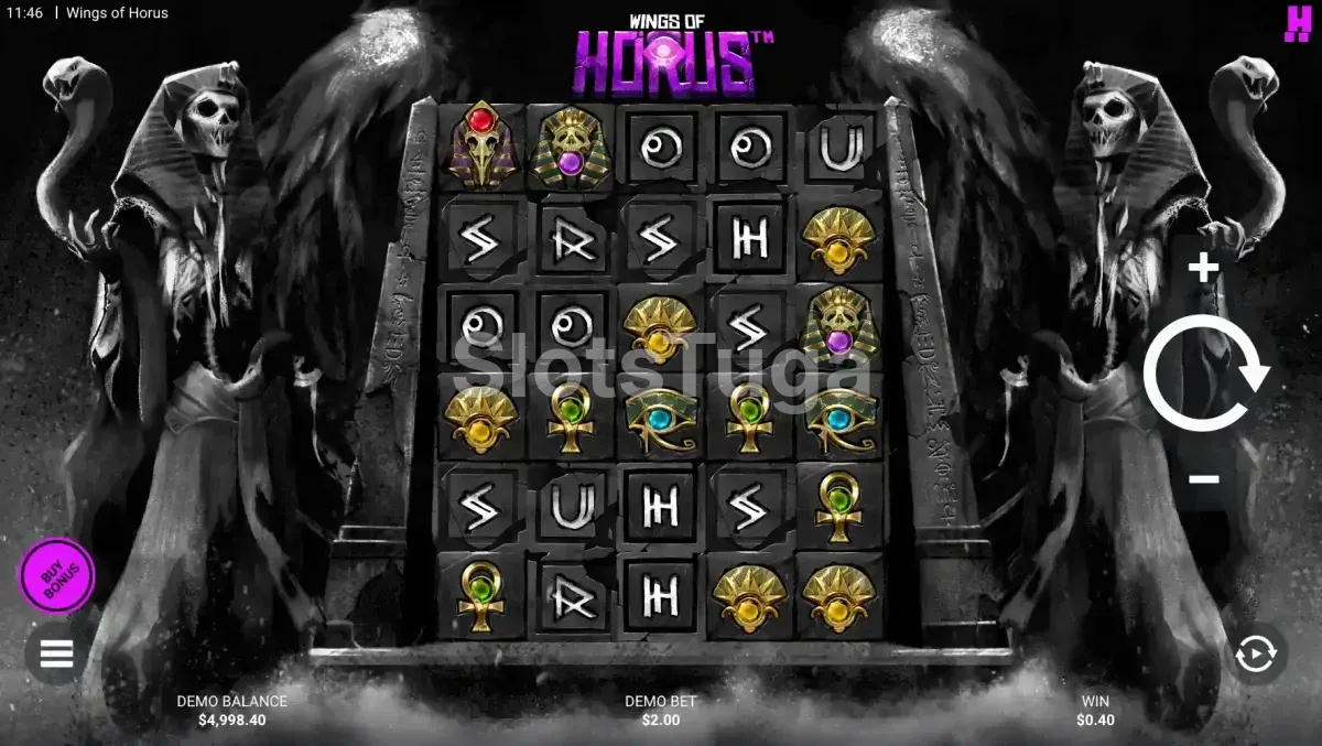 Wings of Horus: grelha a preto e branco entre duas estátuas de deuses de asas abertas, com hieróglifos, ankhs e olhos de Hórus em dourado.