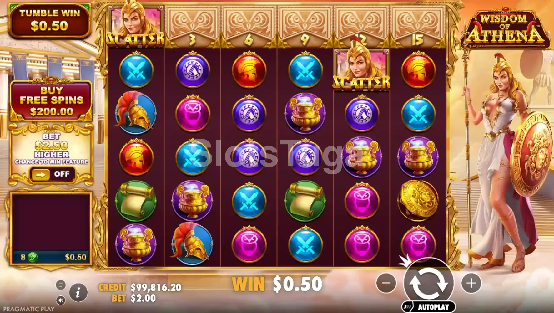 Wisdom of Athena em jogo base: grelha de seis rolos com capacetes, ânforas e pergaminhos, o marcador de scatters no topo de cada rolo e Atena de lança e escudo à direita.